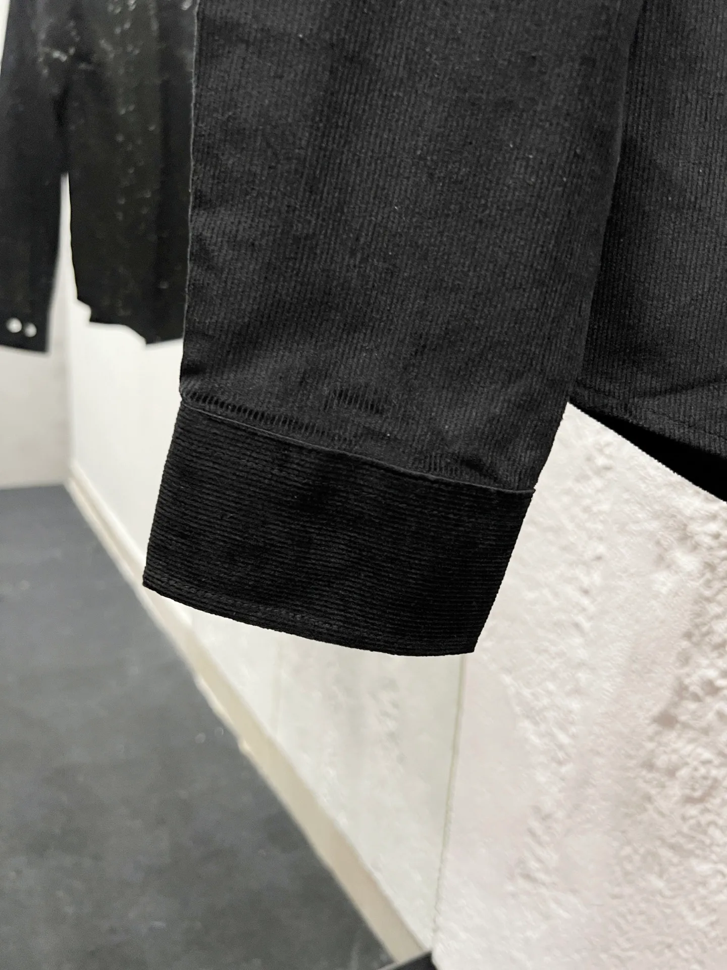 P230 Style number: T58 pure cotton corduroy shirt, black, navy, white, khaki, four colors Size: M (110-125 pounds) L (125-140 pounds) XL (140-155 pounds) 2XL (155-170 pounds) Color: black